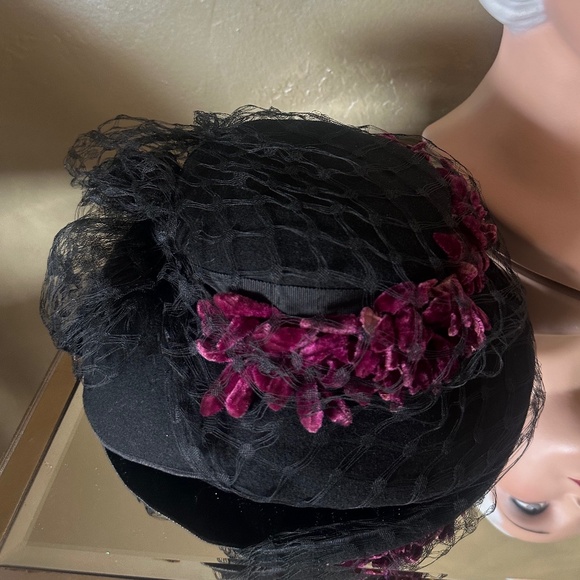 BEAUTIFUL 1940s\' BLACK FELT TILT HAT + BURGUNDY FABRIC \